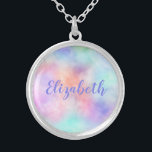 Personalisieren Sie Rainbow Watercolor Pastel Gesc Versilberte Kette<br><div class="desc">Monogram hat diese schöne pastellfarbene Regenbogenhalskette mit ihrem Namen. Macht ein großartiges Geschenk für die Brautmädchen,  die Brautmutter,  die Mutter des Bräutigams,  das Muttertagsgeschenk oder das Geburtstagsgeschenk.</div>