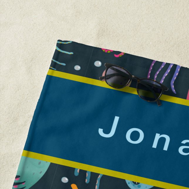 Personalisieren Sie unter dem dunklen Hintergrund  Strandtuch (Beispiel)