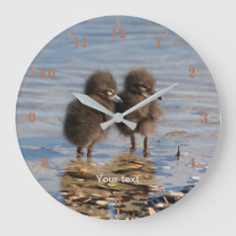 Personalisieren Sie zwei Küken von Limpkin Große Wanduhr