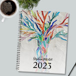 Personalisiert 2023 planer<br><div class="desc">Dieser einzigartige Planner ist mit einem blassgrauen Mosaikbaum in lebhaften Farben dekoriert. Einfach anpassbar. Verwenden Sie zum Bearbeiten das Entwurfstool, um den Schriftart, die Größe des Schriftartes oder die Farbe zu ändern. Weil wir unsere Kunstwerke erstellen, werden Sie dieses exakte Bild von anderen Designern nicht finden. Original Mosaik © Michele...</div>