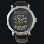 Personalisiert 21. Geburtstag Geboren 2004 Armbanduhr<br><div class="desc">Eine personalisierte, einzigartige Uhr für den Geburtstagsschüler, der 21 Jahre alt wird. Fügen Sie den Namen zu diesem Vintagen Retro-Stil Schwarz, Weiß und Gold für ein individuelles Geschenk. Bearbeiten Sie den Namen und das Jahr einfach mit der Vorlage. Ein wunderbares Sondergeschenk für einen besondere Anlass. Mehr Geschenke und Party-Vorräte für...</div>