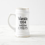 Personalisiert 30 Vintag 30. Geburtstag Party Bierglas<br><div class="desc">Mit dieser limitierten Auflage, hochwertigen und einzigartigen, klassischen, Retro- und Vintag aussehenden Geburtstagsgrafik mit einem coolen Typografie-Schriftart können Sie etwas Originalität hinzufügen. Das ist eine tolle Geschenkidee für Männer, Frauen, Ehemänner, Ehefrauen, Freundinnen und Freunde, die dieses einmalige Kunstwerk Liebe geben werden. Einzigartiges und lustiges Urlaubsgeschenk für Ihr Party zum Geburtstag....</div>