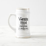 Personalisiert 40 Vintages Party Bierglas<br><div class="desc">Mit dieser limitierten Auflage,  der Premium-Qualität und dem einzigartigen,  klassischen,  Retro-Vintag aussehenden Geburtstagsgrafik-Design mit cooler Typografie können Sie etwas Originalität hinzufügen. Es ist eine tolle Geschenkidee für Männer,  Frauen,  Ehemänner,  Ehefrauen,  Freundinnen und Freunde,  die dieses einmalige Kunstwerk Liebe geben.</div>