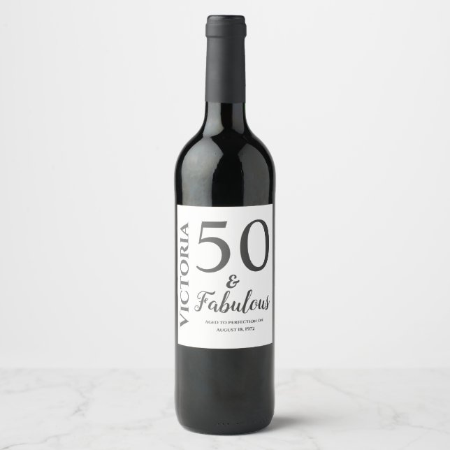 Personalisiert "50 & Fabulous" Grau Moderner Text Weinetikett (Vorderseite)