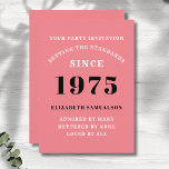 Personalisiert 50. Geburtstag Fügen Sie Ihren Name Einladung<br><div class="desc">Für diejenigen, die 1975 geboren waren und ihre Geburtstagsparty feiern, haben wir die ideale Geburtstagskarte. Der rosa Hintergrund mit weißem und schwarzem Design ist einfach und dennoch elegant. Passen Sie den Text einfach an die Vorderseite und die Rückseite dieser Geburtstagskarte mit der Vorlage an. Teil des Standardprogramms für Kartenmaterial, Party...</div>