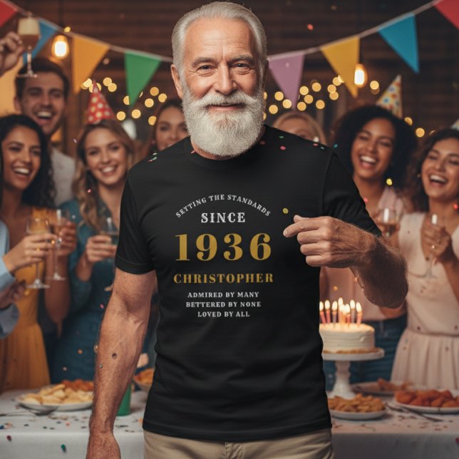 Personalisiert 90. Geburtstag 1936 Schwarzes Gold T-Shirt (1936 personalized t-shirt worn by a man at a party)