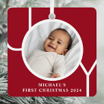 Personalisiert Baby Boy's First Christmas Foto Ornament Aus Metall<br><div class="desc">Dieses stilvolle Baby Boy's First Christmas Foto Ornament ist mit dem Wort JOY auf einem maronroten Hintergrund dekoriert. Einfach mit Foto,  Name und Jahr anpassbar.</div>