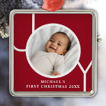 Personalisiert Baby Boy's First Christmas Foto Red Ornament Aus Metall<br><div class="desc">Dieses stilvolle Baby Boy's First Christmas Foto Ornament ist mit dem Wort JOY auf einem maronroten Hintergrund dekoriert. Einfach mit Foto,  Name und Jahr anpassbar.</div>