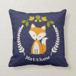 Personalisiert Baby Fox Wreath Kissen - Junge<br><div class="desc">Ein Kopfkissen mit einem Holzdesign und einer Abbildung eines Babyfuchses in einem Kranz,  der mit Blätter,  Blume und einer Eichel dekoriert ist. Personalisieren Sie den Namen. Hintergrund ist dunkelblaues Zickzack Muster.</div>