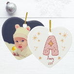 Personalisiert Baby Girl's First Christmas Heart Keramik Ornament<br><div class="desc">Feiern Sie mit diesem personalisierten, herzförmigen Ornament das erste Weihnachtsfest Ihres kleinen Mädchens. Die Vorderseite des Ornaments zeichnet sich durch ein ansprechendes Design mit dem Buchstaben "A" aus, perfekt für Namen, die mit diesem ersten Schritt beginnen. Sie können den Namen und das Jahr einfach für einen einzigartigen Sake anpassen. Auf...</div>