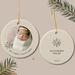 Personalisiert Baby Girl's First Christmas Ornamen Keramik Ornament<br><div class="desc">Mit unserem "Personalisierten Baby Girl's First Christmas Ornament" können Sie die Magie der ersten Weihnachtsfeier Ihres kleinen Mädchens erfassen. An der Vorderseite dieses exquisiten Ornaments befindet sich ein wertvolles Foto deines Kleinen, gerahmt von einer anmutigen Champagner-Goldschneeflocke auf dem links, mit einem anpassbaren Text unten, um den Anlass zu markieren. Der...</div>