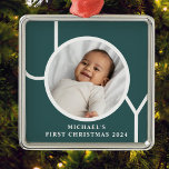 Personalisiert Baby's First Christmas Foto Green Ornament Aus Metall<br><div class="desc">Das erste Weihnachtsschmuck des Baby's ist mit dem Wort JOY auf einem dunkelgrünen Hintergrund dekoriert. Einfach mit Foto,  Name und Jahr anpassbar.</div>