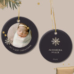 Personalisiert Baby's First Christmas Ornament<br><div class="desc">Feiern Sie Ihren Debüt-Urlaub mit diesem Personalisierten Baby's First Christmas Ornament. Dieses Ornament wurde für Ihre einzigartige Touch entworfen und bietet einen bezaubernden gerahmten Platz für ein wertvolles Foto Ihres Kindes. "Mein erstes Weihnachten" wird elegant in serifenlosem Schriftart unter dem Foto gezeigt und strahlt Wärme und Freude aus. Die Rückseite...</div>