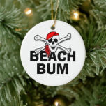 Personalisiert Beach Bum Skull und Crossbones Pira Keramikornament<br><div class="desc">Personalisiert Beach Bum Skull und Crossbones Pirate Weihnachtsschmuck.</div>
