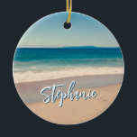 Personalisiert Beach Foto Blue Landschaftlich Keramik Ornament<br><div class="desc">Ein schönes Vintages Foto eines Strandes in Kalifornien,  um die Keramik Weihnachtsschmuck. Passen Sie Ihren Namen an,  um Ihr eigenes personalisiertes Geschenk zu kreieren. Für kürzere Namen gibt es viel Platz,  um den Schriftart zu vergrößern. Es gibt viele schöne,  moderne Kalligraphie-Schriftzeichen zur Auswahl.</div>