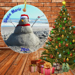 Personalisiert Beach Sand Santa "Snowman" Keramik Ornament<br><div class="desc">Diesen Schneemann Santa zu bauen war nicht so einfach,  wie wir dachten,  aber wir hatten eine tolle Zeit daran zu arbeiten! Personalisieren Sie den Text einfach.</div>