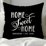 Personalisiert Black Zuhause Sweet Zuhause Kissen<br><div class="desc">Machen Sie Ihr Haus zu einer Zuhause mit diesem personalisierten,  schwarzen Kopfkissen mit einem klassischen "Zuhause Sweet Zuhause"-Design. Fügen Sie Ihren Familiennamen und das etablierte Jahr hinzu,  um einen einzigartigen und einladenden Akzent für Ihr Wohnzimmer oder Schlafzimmer zu schaffen.</div>