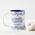 Personalisiert Blue Happy Hanukkah Star Wirbel Zweifarbige Tasse<br><div class="desc">Feiern Sie diesen Urlaub mit dieser personalisierten Happy Hanukkah Tasse in hell und dunkelblau. Diese Tasse zeigt Star of David Grenze,  Textbild "Happy Hanukkah",  Ihren Namen und blauen Menorah auf der Seite. Ein tolles Geschenk für den Urlaub! Einfach zu personalisieren mit benutzerdefinierten Optionen.</div>