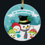 Personalisiert Blue Snowman Keramik Keramik Ornament<br><div class="desc">Personalisiert Blue Snowman Familie Weihnachten Keramik Ornament. Gutes Geschenk für eine Familie mit 4 Personen. Fügen Sie Familienname und das Jahr hinzu.</div>
