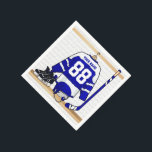 Personalisiert Blue und White Ice Hockey Jersey Serviette<br><div class="desc">Ein personalisiertes Eishockey-Trikot in Blau und Weiß, das in einem Sportsaal mit Helm, Eis-Skaten und Eishockeyschläger hängt. Das Jersey kann mit der Anzahl und dem Namen Ihrer Wahl vollständig angepasst werden, um ein großartiges Geschenk für den Eishockey-Fan, Eishockey-Spieler oder Eishockey-Coach zu machen. Andere Farben sind in unserem Shop erhältlich und...</div>