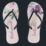 Personalisiert blühende botanische lila Bräute Flip Flops<br><div class="desc">Botanische Blumen und Pflanzen in Weiß,  Pfirsich und lila,  elegant und romantisch,  große personalisierte Brautjunggeschenke</div>