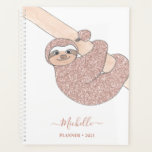 Personalisiert Blush Pink Glitzer Sloth Planer<br><div class="desc">Bist du auch ein Faulpelz-Liebhaber?
Dieser bezaubernde Planer ist mit einem skurrilen zeichn eines rot-rosa Glitzer geschmückt, der an einem Zweig ein Babyfaultier lächelt.
Sie können diesen Planer mit Ihrem Namen und Jahr anpassen.
Original Zeichnend © Michele Davies.</div>