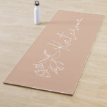 Personalisiert Blütenrosa Blumenbezeichnung Yogamatte<br><div class="desc">Dieser personalisierte Yogamat ist das ideale Geschenk für Yogis. Es zeichnet sich durch ein modernes Design und Ihre Wahl des Namens aus,  sodass es eine großartige Ergänzung zu jedem Zuhause oder Studio.</div>