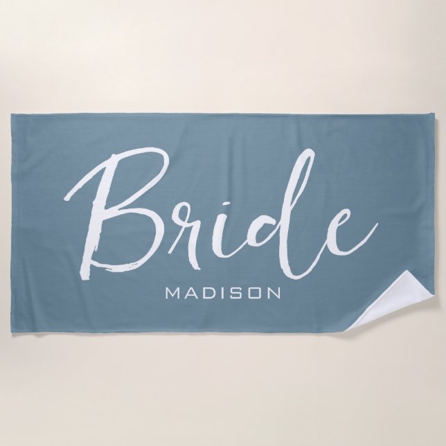 Personalisiert Bride Dusty Blue White Script Weddi Strandtuch (Vorderseite)
