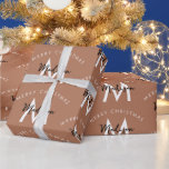 Personalisiert Brown Merry Christmas Red Monogram Geschenkpapier<br><div class="desc">Ein personalisiertes, modernes "Frohe Weihnachten" Monogramm-Design mit einer Xmas neutralen braunen Hintergrundfarbe. Ein ideales festliches, individuelles Design für die Ferienzeit. Passen Sie das Monogramm an und machen Sie es zu Ihrem eigenen!</div>