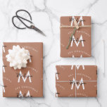 Personalisiert Brown Merry Christmas Red Monogram Geschenkpapier Set<br><div class="desc">Ein personalisiertes,  modernes "Frohe Weihnachten" Monogramm-Design mit einer Xmas neutralen braunen Hintergrundfarbe. Ein ideales festliches,  individuelles Design für die Ferienzeit. Passen Sie das Monogramm an und machen Sie es zu Ihrem eigenen!</div>