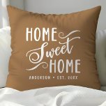 Personalisiert Brown Zuhause Sweet Zuhause Kissen<br><div class="desc">Bringen Sie Wärme und Charme auf Ihre Zuhause mit diesem personalisierten,  braunen "Zuhause Sweet Zuhause" Kissen. Die elegante Schrift und der individuell gestaltbare Familienname schaffen eine einladende Touch für Ihr Wohn- oder Schlafzimmer. Die neutrale Farbpalette ergänzt verschiedene Zuhause-Dekorstile.</div>