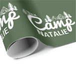Personalisiert Camp-Junggeselinnen-Abschied Geschenkpapier<br><div class="desc">Mit diesem Personalisierten Camp-Junggeselinnen-Abschied können Sie Ihre Camp-Junggeselinnen-Abschied-Geschenke stilvoll zusammenstellen. Diese einzigartige Geschenkpackung ist der ideale Ort, um den "Letzten Weg vor dem Schleier" zu feiern. Sie bringt eine lustige und kohäsive Touch zu Ihrem glamping-inspiriert Event. Egal ob Sie Gastgeschenke, Brautgeschenke oder Dekorationen packen, dieses Verpackungspapier bereichert Ihre Bergfeier mit...</div>