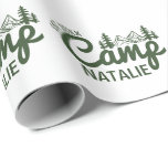 Personalisiert Camp-Junggeselinnen-Abschied Geschenkpapier<br><div class="desc">Machen Sie Ihren Camp-Junggeselinnen-Abschied noch unvergesslicher mit diesem Personalisierten Camp-Junggeselinnen-Abschied Maßgeschneidertes Wrapping Paper. Dieses außergewöhnliche Papier eignet sich hervorragend zum Umhüllen von Bräunungsgeschenken, Gastgeschenken oder speziellen Pfannkuchen und erfreut sich an der Unterhaltung und dem Abenteuer Ihres "Last Trail Before the Veil"-Festes. Egal ob Sie einen Glanzrefugium oder einen Bergurlaub beherbergen,...</div>