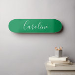 Personalisiert Chic Calligraphy Name Kelly Green Skateboard<br><div class="desc">Minimalistische Skripttypografie Name in Kelly Green Skateboard</div>