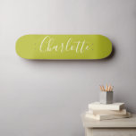 Personalisiert Chic Calligraphy Name Limon Chartre Skateboard<br><div class="desc">Minimalistische Skripttypografie Name in Chartreuse Skateboard</div>