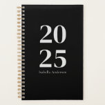 Personalisiert Chic Trendy Black Monthly/Woche Planer<br><div class="desc">Bleibe organisiert und stilvoll mit unserem Personalisierten Minimal Modern Black Monthly/Weekly Planer. Dieser elegante Planer verfügt über eine elegante Terrakotta-Abdeckung, die sich perfekt eignet, um Ihrem Alltag eine Touch von Eleganz hinzuzufügen. Im Inneren finden Sie geräumige monatliche und wöchentliche Layouts, die Ihnen bei der persönlichen oder geschäftlichen Planung helfen oder...</div>