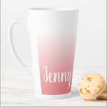 Personalisiert Coral Ombre Milchtasse<br><div class="desc">Sie können die hübsche nautische Hintergrundfarbe ändern. Wenn Sie dieses Design übertragen,  können Sie die ombre-Grafik für verschiedene Größen von Trinkbehälter oder Produkten anpassen oder füllen. Ein personalisierter Schlamm im modernen Kalligraphie-Schriftart-Stil. Es gibt andere Schriftart-Stile zur Auswahl. Design des Korallengrades.</div>