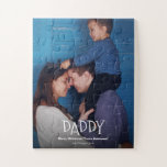 Personalisiert Daddy Foto Frohe Weihnachten<br><div class="desc">Träne in die Augen, wenn er dieses Rätsel mit seinen Kindern zu Weihnachten zusammenlegt. Personalisiert mit Namen und anpassen mit Ihrer eigenen Kernbotschaft. Weißer Overlay-Text auf einem schwarzen Fleck, um den Text behalten, der auf jedem Foto lesbar ist. Kontaktieren Sie mich unter info@lddesignloft.com wenn Sie Unterstützung bei diesem Design benötigen...</div>