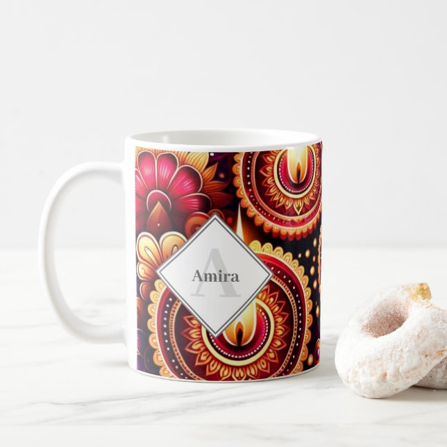 Personalisiert Diwali Red und Lila Rangoli & Diyas Kaffeetasse (Mit Donut)
