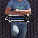 Personalisiert-dünne Blaue-Linie-Flaggenmonogramm- Skateboard<br><div class="desc">Thin Blue Line Skateboard - American Flag in Police Flag Farben, Not Design . Personalisieren Sie dieses Polizeiskateboard mit Monogramm initial. Dieses personalisierte Polizeiskateboarddeck eignet sich perfekt für die Polizei- und Strafverfolgungsbehörden, Abschluss der Polizei und Polizeibeamte. COPYRIGHT © 2020 Judy Burrows, Black Dog Art - Alle Rechte vorbehalten. Personalisierte Thin...</div>