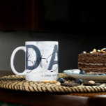 Personalisiert Dusty Blue Best Vater Quote Vathday Kaffeetasse<br><div class="desc">Verwöhnen Sie Ihren Vater diesen Vatertag mit dieser niedlichen Vater Tasse! Es enthält das Wort VATER in trendig staubblauen Aquarellbuchstaben und die Worte 'Bester Vater je' werden in einer wunderschönen, handgeschriebenen Schriftzeichen über 'Papa' geschrieben! Das Design ist auf einem weißen Marmorboden platziert und personalisiert mit "I Liebe you dad" und...</div>