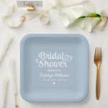 Personalisiert Dusty Blue Wedding Brautparty Pappteller<br><div class="desc">Elegante,  kundenspezifische Hochzeitspapier-Party-Teller verfügen über ein modernes Kalligraphie-Skript "Brautparty"-Design mit niedlichem Herzakzent. Personalisieren Sie mit dem Namen der Braut und dem Namen der zukünftigen Frau,  die die Veranstaltung ehrt. Sauberes und einfaches Design. Beachten Sie,  dass das Farbschema für staubige Blau- und Weißtöne geändert werden kann.</div>
