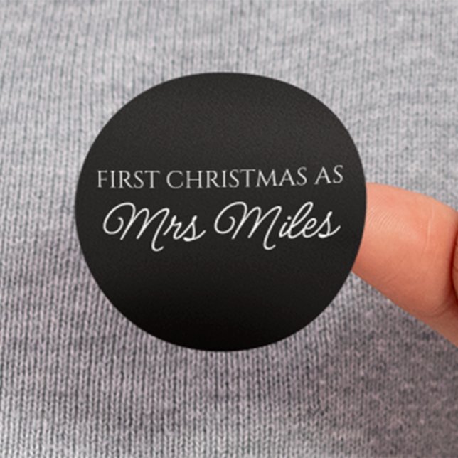 Personalisiert "Erste Weihnachten als Frau" Name Runder Aufkleber (Personalized 'First Christmas as a Mrs.' Surname Classic Round Sticker)