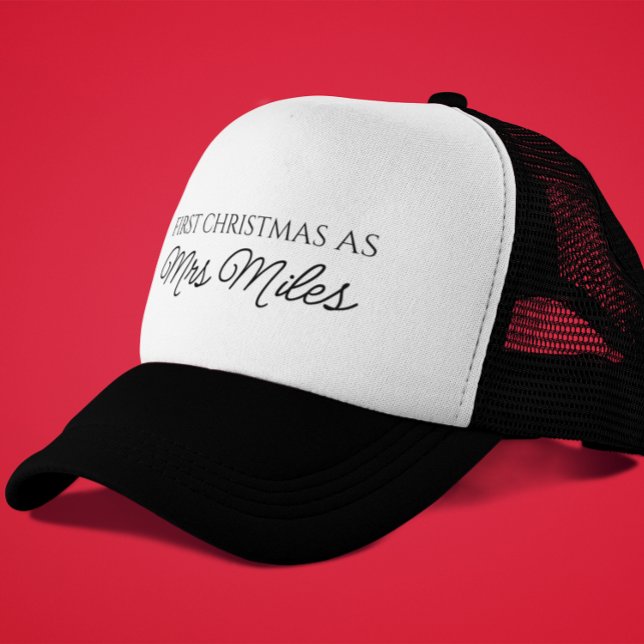 Personalisiert "Erste Weihnachten als Frau" Name Truckerkappe (Personalized 'First Christmas as a Mrs.' Surname Trucker Hat)