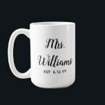 Personalisiert Est Your Date Present for Bride Kaffeetasse<br><div class="desc">personalisierten Mrs beschenken Ihr Datum,  Verlobung Geschenk für Brauteheirat,  Geschenk für Brauteheirat,  Mono Nachname neuverheiratet moderne,  Schwarz-Weiß-Kalligraphie-Skript,  Brautparty Geschenke vor kurzem verlobt,  Brautgeschenke gerade verheiratete Tasse,  Junggeselinnen-Abschied mrs Kaffee-Tasse,  kundenspezifische mrs Tee Tasse Honeymoon,  Braut Verlobte Tassen Braut Geburtstagsgeschenk</div>