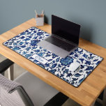 Personalisiert Exotic Chic Blue & White Floral Schreibtischunterlage<br><div class="desc">Exotische klassische Eleganz von Blau und Weiß Chinoiserie-inspiriert Blume und Weinreben auf weißem Hintergrund mit individualisierbarem Blindetikett für Ihren Namen oder Monogramm.</div>