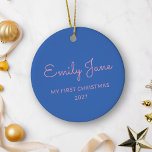 Personalisiert First Christmas Baby Foto Name Blue Keramik Ornament<br><div class="desc">Feiern Sie mit diesem charmanten personalisierten Keramik-Ornament das erste Weihnachtsfest Ihres Babys. Die Namensseite weist einen weichen, blauen Hintergrund mit niedlichem rosa Schriftzeichen auf, während auf der anderen Seite ein hochgeschätztes Foto zu sehen ist. Dieses bezaubernde Ornament ist ein perfekter Meilenstein, um diesem besonderen Meilenstein zu gedenken, der Ihrem Urlaubsdekor...</div>