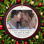 Personalisiert First Christmas Mrs. & Mrs. Foto Keramik Ornament<br><div class="desc">Personalisieren Sie dieses Ornament mit dem beliebten Foto aus Ihrem Hochzeitstag für einen Sake-Ornament,  um an Ihrem Baum hängen</div>