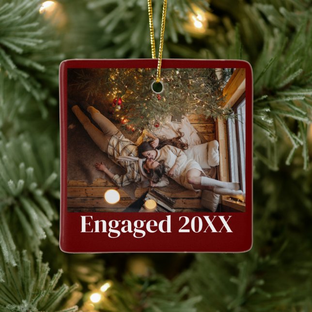Personalisiert First Christmas Verlobt Couple Red Keramikornament (Baum)
