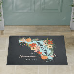 Personalisiert Florida Zuhause Staaten Willkommen Fußmatte<br><div class="desc">Rep your Zuhause Staat oder Lieblingsort mit diesem niedlichen Florida Doormat mit einer Silhouette des Staat mit farbenfrohen tropischen Blume,  grünem Blattwerk und saftigen Orangen. "Willkommen" ist in handgeschriebenem Skript eingetragen. Personalisieren Sie mit Ihrem Familiennamen und Jahr festgelegt.</div>